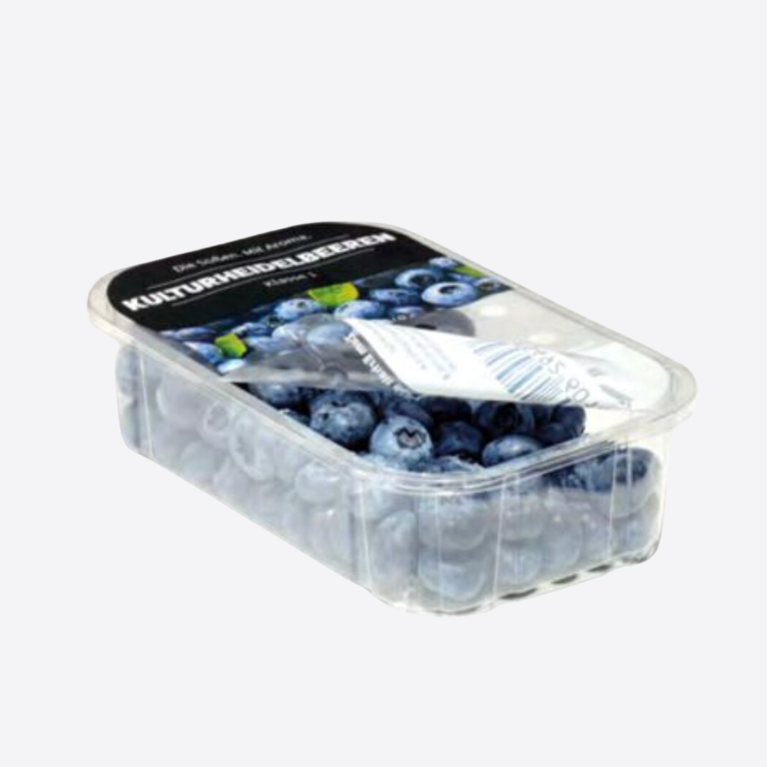 Barquette plastique transparente remplie de myrtilles fraîches