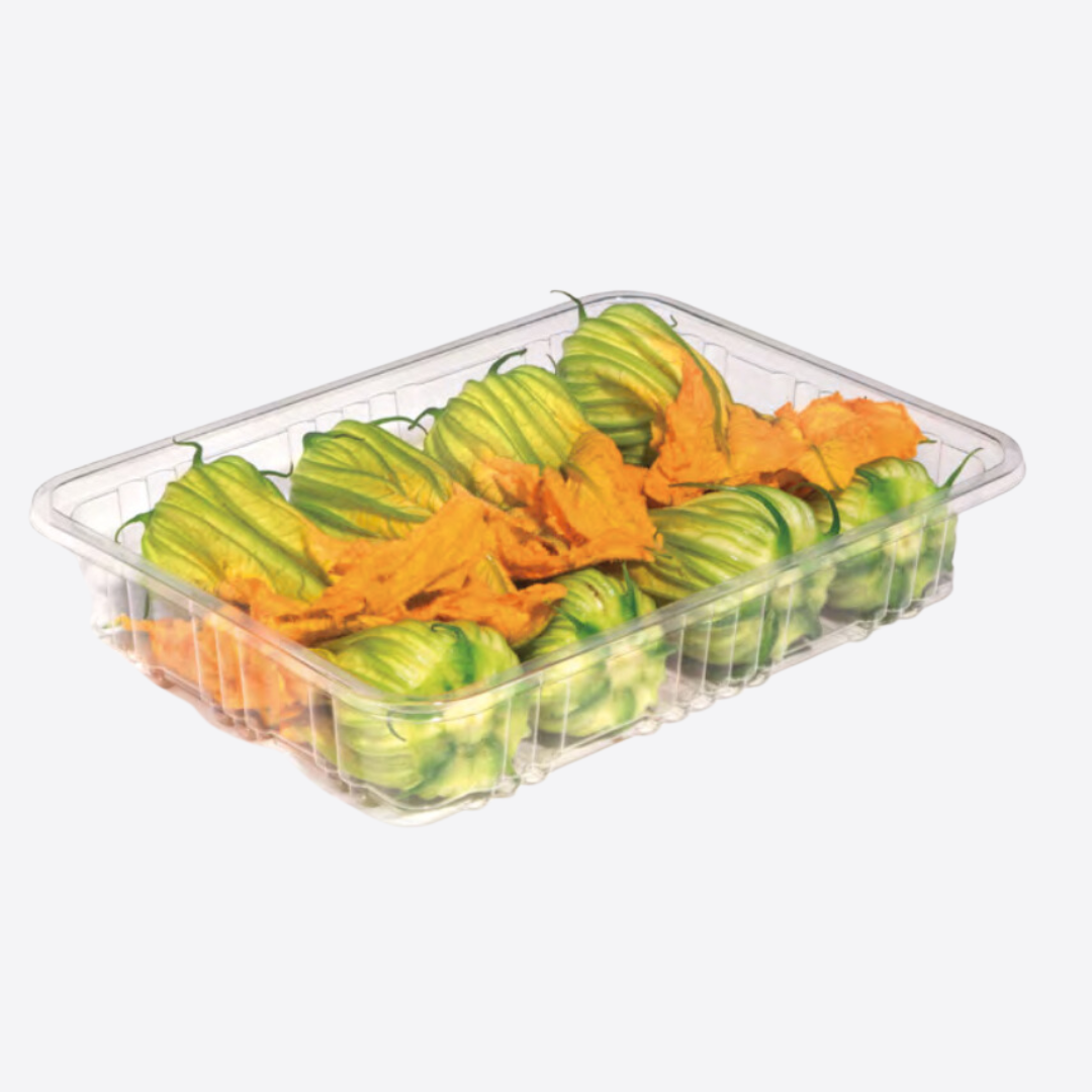 Barquette plastique transparente pour légumes frais avec fleurs de courgette, solution d’emballage pour export et import de produits agricoles.