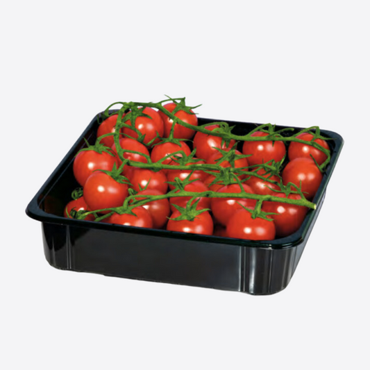 Barquette plastique noire avec tomates en grappe, packaging alimentaire adapté au transport et à l’export import