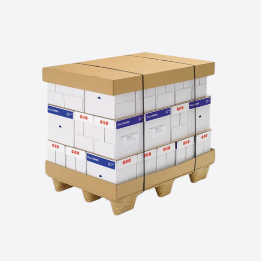 Palette de cartons emballés avec cerclage et coiffe en carton, solution de transport sécurisé pour marchandises