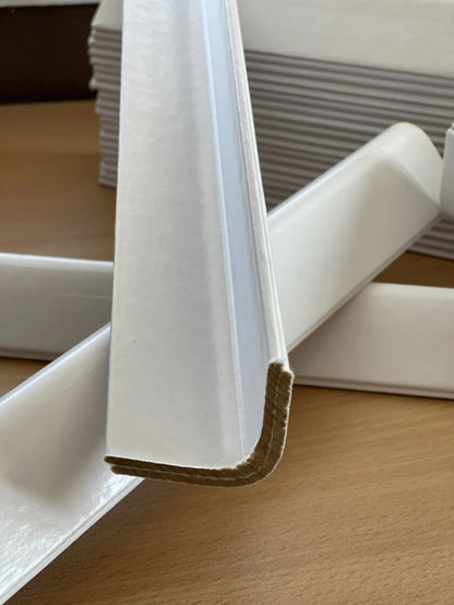 Profilé de protection d’angle en carton blanc pour sécuriser les colis